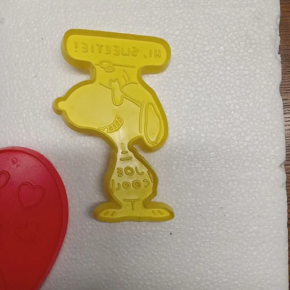 Vintage LOT OF 4 SNOOPY COOKIE CUTTERS Peanuts Plastic  lot 3